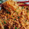 48 Noodles saltati con pomodori, uova e carne macinata